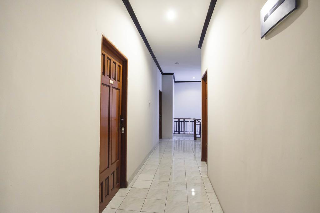 Отель Reddoorz Near Juanda Airport T1 Brebek Экстерьер фото