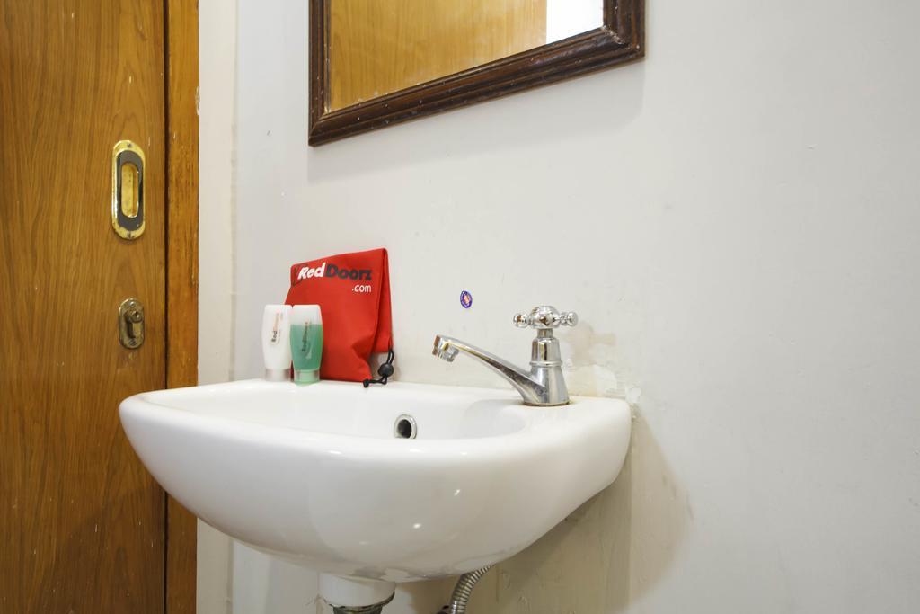 Отель Reddoorz Near Juanda Airport T1 Brebek Экстерьер фото