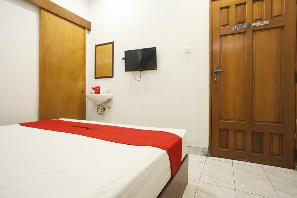 Отель Reddoorz Near Juanda Airport T1 Brebek Экстерьер фото