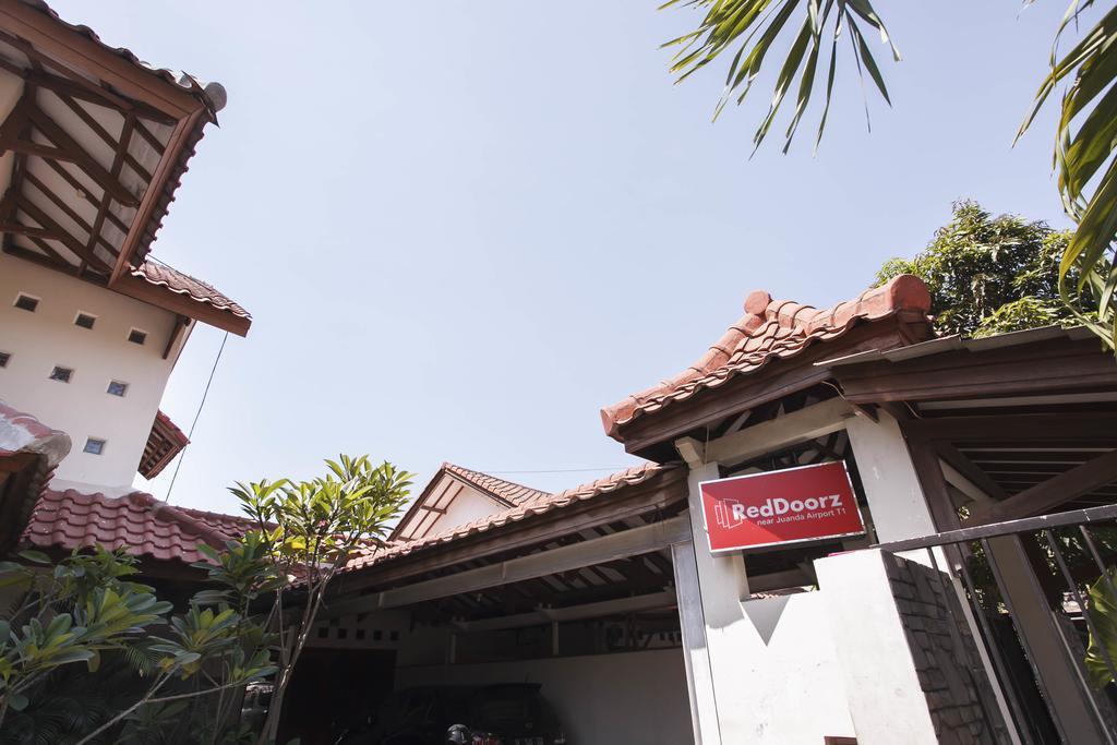 Отель Reddoorz Near Juanda Airport T1 Brebek Экстерьер фото