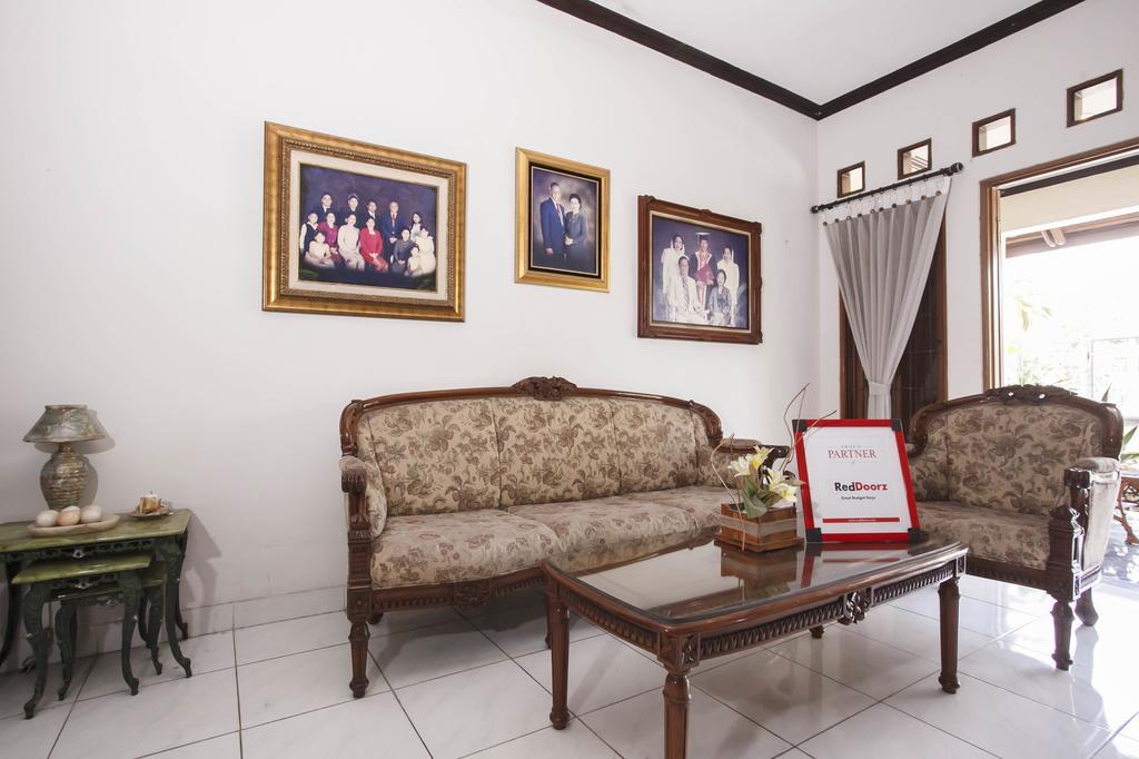Отель Reddoorz Near Juanda Airport T1 Brebek Экстерьер фото